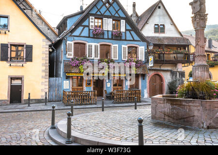 Vieilles maisons à colombages dans le village de Ribeauvillé, Alsace, France, maisons colorées autour d'un puits Banque D'Images