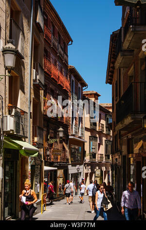 Rue typique dans le centre historique de Ségovie, ville. Castilla León, Espagne Europe Banque D'Images