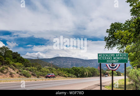 Apache Mescalero Autoroute commémorative des anciens combattants signe sur l'US Highway 70, apache Mescalero Indian Reservation, Otero County, Nouveau Mexique, Banque D'Images