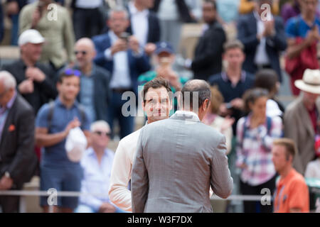 Roger Federer à partir de la Suisse d'être interviewé par Cedric Pioline durant le jour 6 de l'Open de France le 26 mai 2019 à Paris, France Banque D'Images