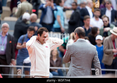 Roger Federer à partir de la Suisse d'être interviewé par Cedric Pioline durant le jour 6 de l'Open de France le 26 mai 2019 à Paris, France Banque D'Images