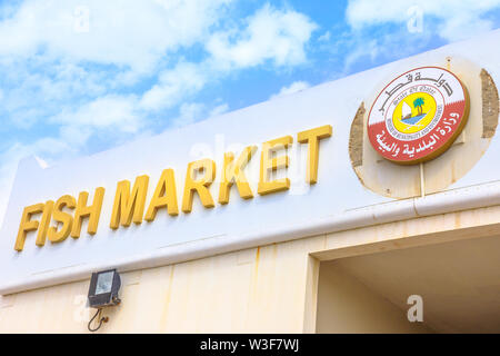 Al Khor, Qatar - le 23 février 2019 détails : Marché aux poissons de sign Al Khor près de Doha au Qatar, au Moyen-Orient, dans la péninsule arabique. Marché de poisson le long d'entrée Banque D'Images