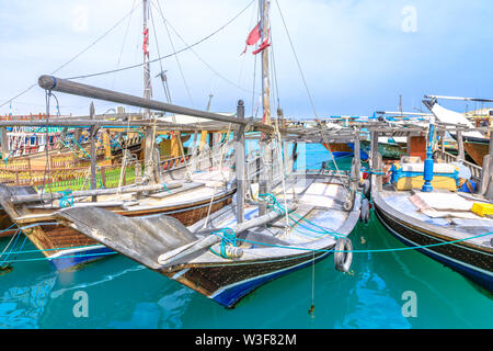 Al Khor, Qatar - Février 23, 2019 : bateaux de pêche ou de boutres traditionnels en bois dans le port d'Al Khor Doha Resort près de célèbre pour son marché aux poissons nouvelle Banque D'Images