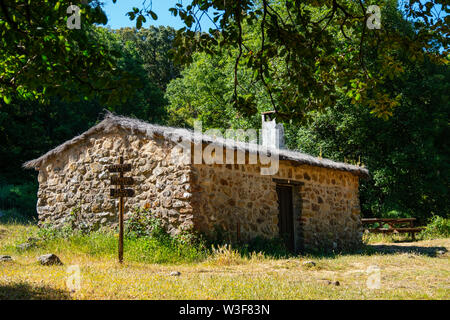 Hébergement Rural cabines La Sauceda. Parc Naturel de Los Alcornocales, Cortes de la Frontera. La province de Malaga, Andalousie, Espagne du sud Europe Banque D'Images