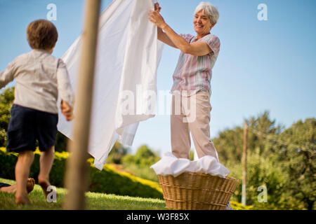 Les yeux d'une femme senior. Banque D'Images