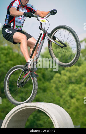 07 juillet 2019 - L'Italie, Lombardie, Crema, cyclistes, motards sur moto de trial acrobatique Banque D'Images