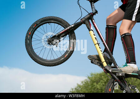 07 juillet 2019 - L'Italie, Lombardie, Crema, cyclistes, motards sur moto de trial acrobatique Banque D'Images