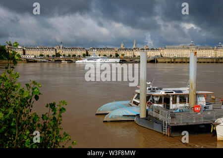 Garonne et le centre historique de Bordeaux, Gironde. Région Aquitaine. France Europe Banque D'Images