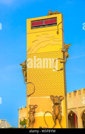 Doha, Qatar - Février 23, 2019 : Gros plan du monument pour le compte à rebours des Jeux asiatiques 2006 le long de la Corniche à proximité restaurant Mourjan à Doha West Banque D'Images