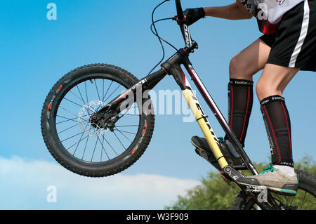 07 juillet 2019 - L'Italie, Lombardie, Crema, cyclistes, motards sur moto de trial acrobatique Banque D'Images