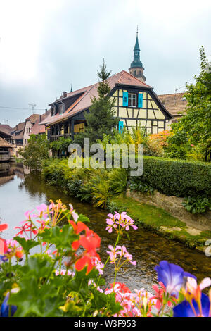 Vieux village d'Andlau, Alsace, France, maisons à colombages et à la décoration de fleurs côté brook Banque D'Images