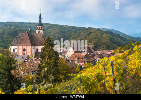 Village d'Andlau et ses vignobles vu de dessus, des vins d'Alsace, France, panorama avec vigne et contreforts des Vosges Banque D'Images
