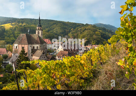 Village d'Andlau et ses vignobles vu de dessus, des vins d'Alsace, France, panorama de vignes et collines sous-vosgiennes Banque D'Images
