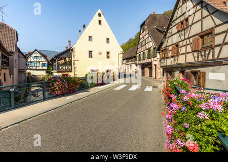 Brook dans l'ancien village d'Andlau, Alsace, France, ancien moulin de l'abbaye Banque D'Images