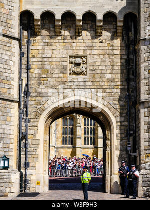 Les touristes à l'intérieur du château de Windsor vue jeta le Roi Henry 8e Passerelle, Berkshire, Angleterre, RU, FR. Banque D'Images