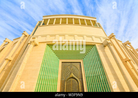 Doha, Qatar - Février 17, 2019 : en bas de la grande porte de bronze de Katara amphithéâtre, d'un théâtre grec classique dans le village culturel de Katara, vallée de Banque D'Images