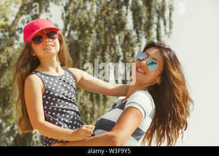 L'amour et de bons sentiments dans la famille. L'enfance et de la parentalité concept. Jolie jolie fille et femme en vacances d'été. Adorable la maman et son enfant daught Banque D'Images