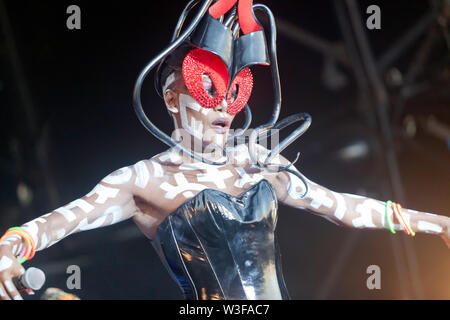 Close-up de Grace Jones garniture sur la scène principale à l'OnBlackheath Music Festival 2019 Banque D'Images