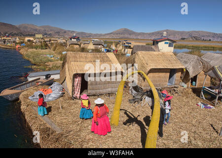 Uros totora roseaux île flottante, Lac Titicaca, Puno, Pérou Banque D'Images