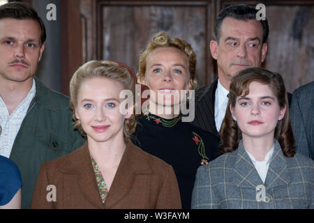 Franz Hartwig, Anna Maria Mühe, Katja Riemann, Thomas Sarbacher, Vanessa Loibl beim Fototermin me suis von "Unsere wunderbaren Jahre" auf Schloss Burg. Banque D'Images