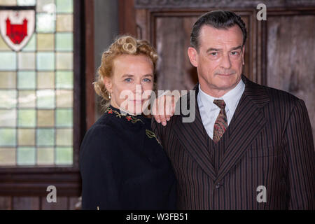 Katja Riemann, Thomas Sarbacher beim Fototermin me suis von "Unsere wunderbaren Jahre" auf Schloss Burg. Solingen, 03.07.2019 Banque D'Images