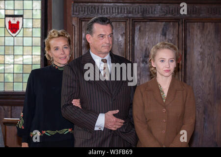 Katja Riemann, Thomas Sarbacher, Anna Maria Mühe beim Fototermin me suis von "Unsere wunderbaren Jahre" auf Schloss Burg. Solingen, 03.07.2019 Banque D'Images