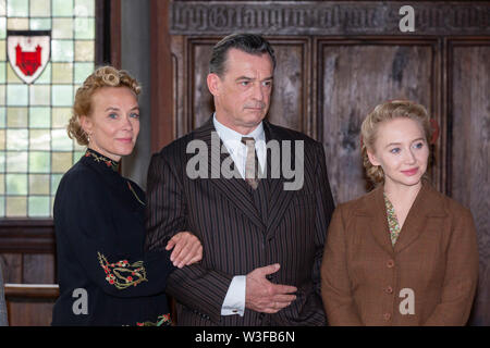 Katja Riemann, Thomas Sarbacher, Anna Maria Mühe beim Fototermin me suis von "Unsere wunderbaren Jahre" auf Schloss Burg. Solingen, 03.07.2019 Banque D'Images