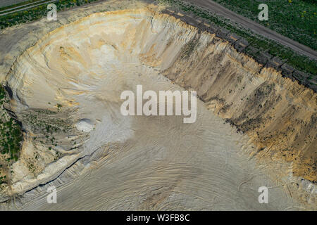 Vue aérienne de la forte pente raide d'une carrière de sable en Allemagne Banque D'Images