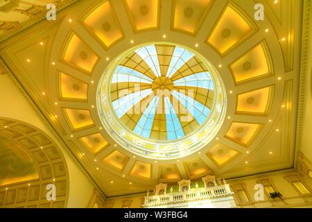 Doha, Qatar - 21 Février 2019 : plafond décoré du centre commercial de luxe dans la Zone de Doha Aspire, la Cité des Sports. Villaggio Mall, est un centre commercial Banque D'Images