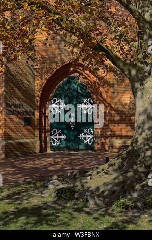 Papenburg, Allemagne/germany - mai 04, 2013 : la porte d'entrée principale de l'église protestante à nikolai hauptkanal Banque D'Images