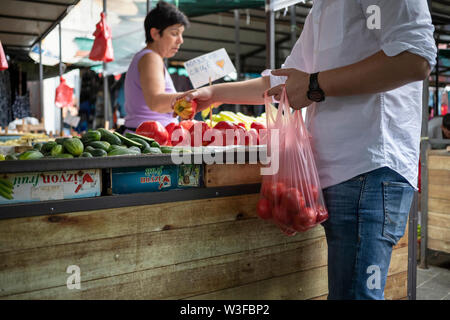 Belgrade, Serbie, 13 juillet 2019 : femme titulaire de décrochage avec client au marché vert Zemun Banque D'Images