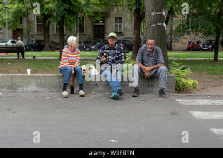 Belgrade, Serbie, 13 juillet 2019 : scène urbaine avec trois sections locales coin et boire de la bière dans la rue à Zemun Banque D'Images