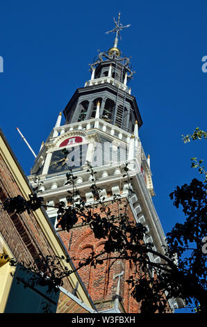 Alkmaar, Noord Holland/Pays-Bas - août 04, 2013 : le clocher de l'horloge historique balance avec les armoiries de la ville et Banque D'Images