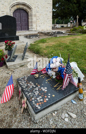 Tombe de WW2 US Army medic Robert Wright à l'Église église Saint-Côme-et-Saint-Damien à Angoville-au-Plain, Manche, Normandie, France Banque D'Images