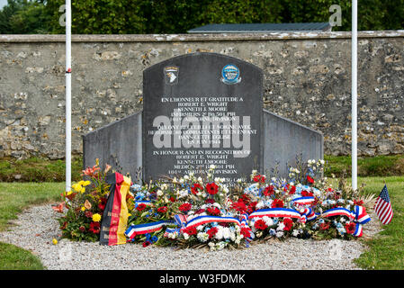 WW2 mémorial dédié à Kenneth Moore et Robert Wright, deux infirmiers de l'Armée américaine à Angoville-au-Plain, Manche, Normandie, France Banque D'Images