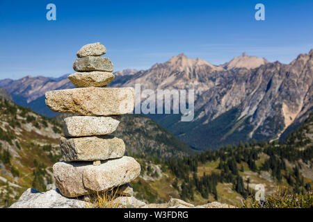 Pile de roches, pierres cairn dans les montagnes, Cascades Nord Parc National, l'État de Washington. Randonnées, désert, en direction de concept. Banque D'Images