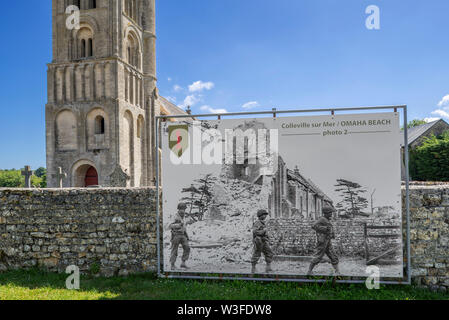 Vieille photo montrant des soldats US WW2 et les ruines de l'église Notre-Dame de l'Assomption au village Colleville-sur-Mer, Calvados, Normandie, France Banque D'Images