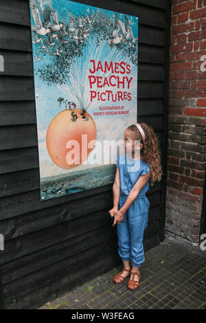 B-6986, Buckinghamshire UK 15 Juillet 2019 La plupart de nous associer les dessins de Sir Quentin Blake avec Roald Dahl, cependant son tout premier livre pour les enfants,James et la pêche géante (1961) les illustrations par le célèbre artiste et illustrateur américain Nancy Ekholm Burkert. Cet été, l'histoire de Roald Dahl Museum et centre sera un retour près de 60 ans avec une exposition multi-sensorielle qui explore, pour la première fois, la façon dont ces deux esprits créatifs ont travaillé ensemble pour créer un classique (ouvre 20 Juillet - fin septembre). Crédit : Paul/Quezada-Neiman Alamy Live News Banque D'Images