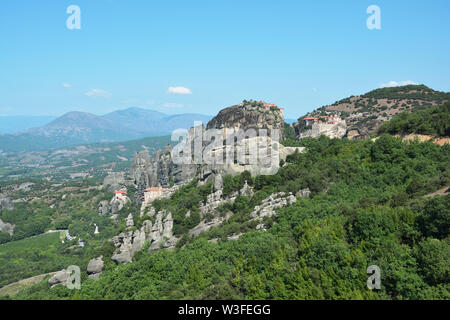 Vue panoramique de quelques formations de roche géologique et les quatre des six saints monastères des Météores à Trikala, Grèce Banque D'Images