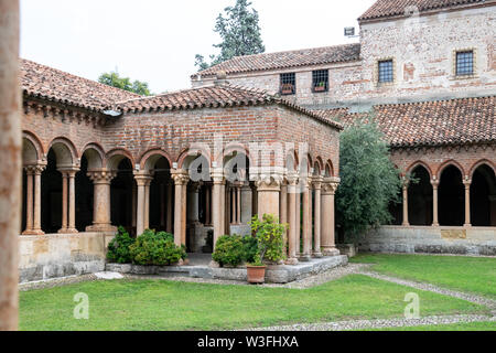 Cloître attenant à la basilique de San Zeno, Vérone, Italie Banque D'Images