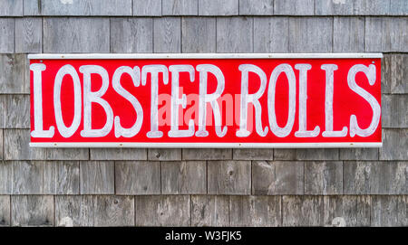 Peint main rustique signe de fruits de mer sur un mur de bardeaux altérés. Banque D'Images