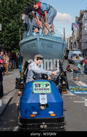 Londres, Royaume-Uni. 15 juillet 2019. Le bateau est préparé pour le mois de mars, pour être remorqué par un remorqueur électrique Extinction - bloc de rébellion à l'extérieur de la rue Fleet la Royal Courts of Justice dans le cadre d'un nouveau cycle de manifestations de l'environnement, avec leur nouveau bateau bleu le Polly Higgins - du nom d'une femme qui est morte du cancer sur la protestation avril tout en faisant la promotion de son idée d'un écocide droit. Ils sont une nouvelle fois en lumière l'urgence qu'ils croient qu'il y a seulement 11 ans avant qu'il ne soit trop tard pour épargner à leurs enfants un climat de catastrophe. Crédit : Guy Bell/Alamy Live News Banque D'Images