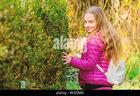 Maison de vacances de printemps. L'environnement vert. La beauté naturelle. Le bonheur de la petite enfance. bonne enfant en parc. été la nature. Petite fille passer du temps libre dans le parc. Le temps de vous détendre. Banque D'Images