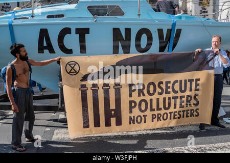 Londres, Royaume-Uni. 15 juillet 2019. Le bateau est préparé pour le mois de mars, pour être remorqué par un remorqueur électrique Extinction - bloc de rébellion à l'extérieur de la rue Fleet la Royal Courts of Justice dans le cadre d'un nouveau cycle de manifestations de l'environnement, avec leur nouveau bateau bleu le Polly Higgins - du nom d'une femme qui est morte du cancer sur la protestation avril tout en faisant la promotion de son idée d'un écocide droit. Ils sont une nouvelle fois en lumière l'urgence qu'ils croient qu'il y a seulement 11 ans avant qu'il ne soit trop tard pour épargner à leurs enfants un climat de catastrophe. Crédit : Guy Bell/Alamy Live News Banque D'Images