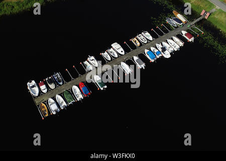 Vue aérienne d'une jetée avec des bateaux de plaisance amarrés. Banque D'Images
