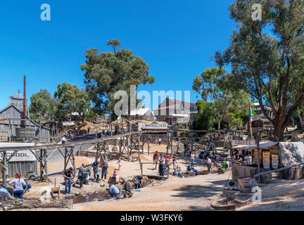 Les visiteurs l'occasion de chercher de l'or à Sovereign Hill, un musée en plein air dans la vieille ville minière de Ballarat, Victoria, Australie Banque D'Images