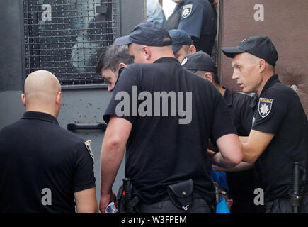 Kirill Vychinski, chef du bureau de la Fédération Ukrainienne RIA Novosti l'agence d'information d'escorté par des agents de police tout en laissant l'Podolsky tribunal de district de Kiev, Ukraine. Vychinski a été arrêté en 2018 pour des accusations de trahison et d'appuyer l'auto-proclamé Donetsk et Luhansk les Soviétiques à l'Est de l'Ukraine. Banque D'Images