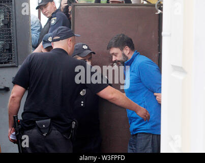 Kirill Vychinski, chef du bureau de la Fédération Ukrainienne RIA Novosti l'agence d'information d'escorté par des agents de police tout en laissant l'Podolsky tribunal de district de Kiev, Ukraine. Vychinski a été arrêté en 2018 pour des accusations de trahison et d'appuyer l'auto-proclamé Donetsk et Luhansk les Soviétiques à l'Est de l'Ukraine. Banque D'Images