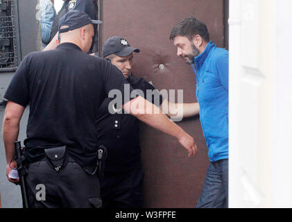 Kirill Vychinski, chef du bureau de la Fédération Ukrainienne RIA Novosti l'agence d'information d'escorté par des agents de police tout en laissant l'Podolsky tribunal de district de Kiev, Ukraine. Vychinski a été arrêté en 2018 pour des accusations de trahison et d'appuyer l'auto-proclamé Donetsk et Luhansk les Soviétiques à l'Est de l'Ukraine. Banque D'Images