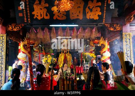 HO CHI MINH ville, VIETNAM - 5 janvier. 2015 : vue sur l'intérieur de temple chinois bouddhiste croyants priaient à autel coloré Banque D'Images